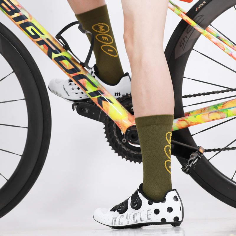 Load image into Gallery viewer, MCYCLE Unisex High-Elastic Athletic Knitted Cycling Socks - MP059 Dopamine Series
