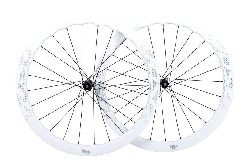 Load image into Gallery viewer, SCOM VOSO Lite Undulating Carbon Wheels Pearl White
